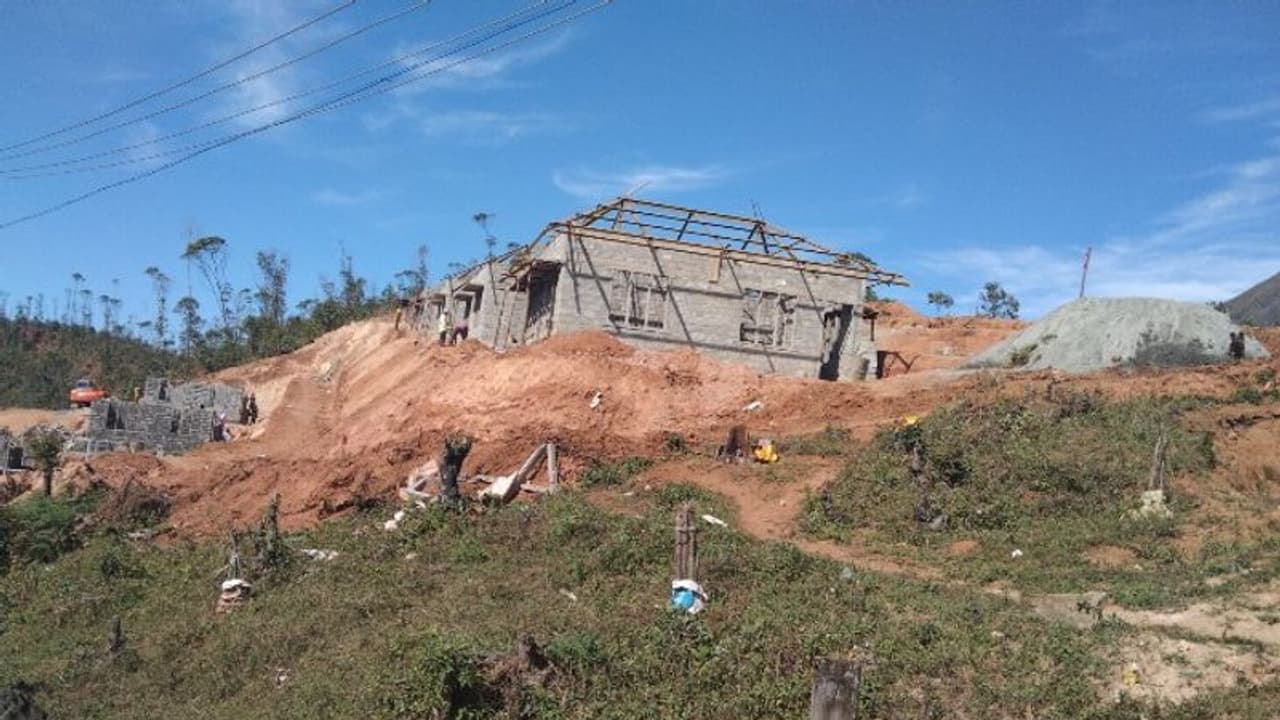 പെട്ടിമുടി ദുരന്തബാധിതർക്കായി കണ്ണൻ ദേവൻ ഒരുക്കുന്ന വീടുകളുടെ നിർമാണം പുരോഗമിക്കുന്നു പെട്ടിമുടി ദുരന്തബാധിതർക്കായി കണ്ണൻ ദേവൻ ഒരുക്കുന്ന വീടുകളുടെ നിർമാണം പുരോഗമിക്കുന്നു