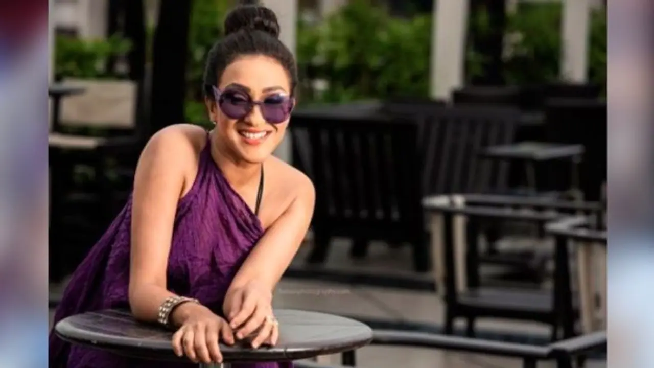 অনুরোধ বচসার পরও বিমান উঠতে বাধা ঋতুপর্ণাকে, হাউ হাউ করে কেঁদে ক্ষোভ উগরে দিলেন নায়িকা অনুরোধ বচসার পরও বিমান উঠতে বাধা ঋতুপর্ণাকে, হাউ হাউ করে কেঁদে ক্ষোভ উগরে দিলেন নায়িকা