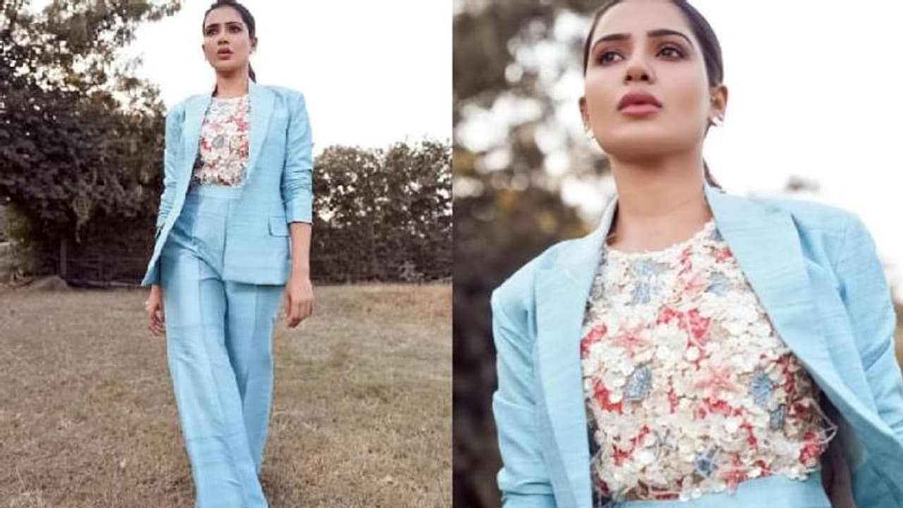 ബ്ലൂ സ്യൂട്ടില് ക്ലാസിക് ലുക്കില് സാമന്ത; വില എത്രയെന്ന് അറിയാമോ? ബ്ലൂ സ്യൂട്ടില് ക്ലാസിക് ലുക്കില് സാമന്ത; വില എത്രയെന്ന് അറിയാമോ?