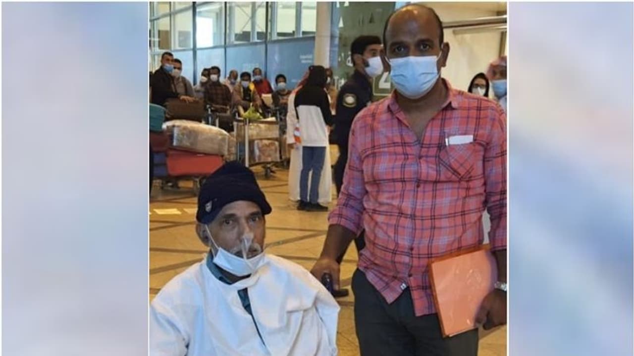 പക്ഷാഘാതം ബാധിച്ച പ്രവാസി മലയാളിയെ നാട്ടിലെത്തിച്ചു പക്ഷാഘാതം ബാധിച്ച പ്രവാസി മലയാളിയെ നാട്ടിലെത്തിച്ചു