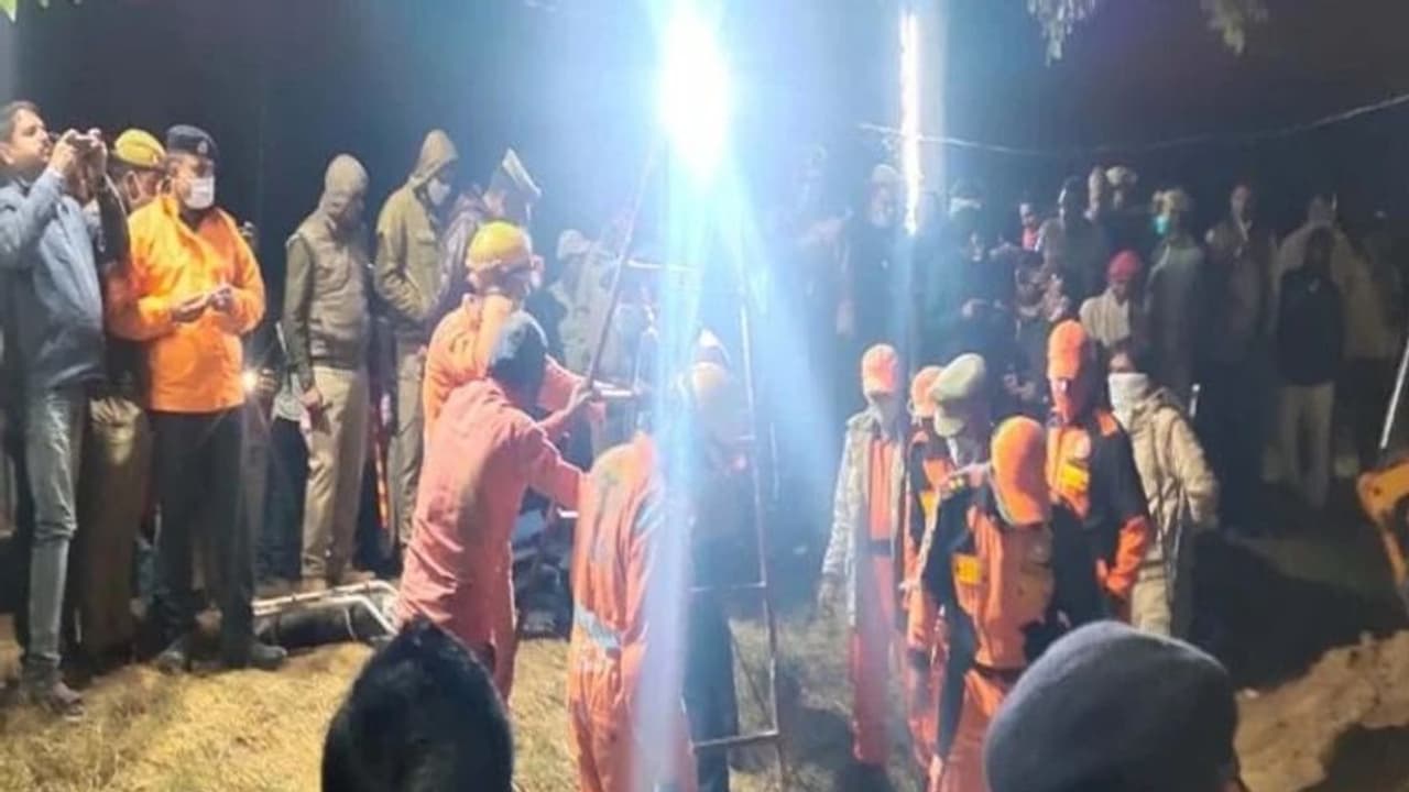 తండ్రిని హతమార్చి శరీరాన్ని 32 ముక్కలు చేసి బోర్వెల్లో పడేసిన కొడుకు.. కర్ణాటకలో ఘటన తండ్రిని హతమార్చి శరీరాన్ని 32 ముక్కలు చేసి బోర్వెల్లో పడేసిన కొడుకు.. కర్ణాటకలో ఘటన