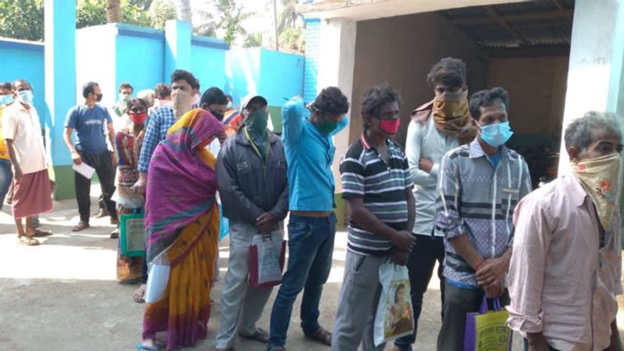 'দুয়ারে দুয়ারে' কর্মসূচি সফল করতে আসরে তৃণমূল যুব কংগ্রেস, ভার্চুয়ালে বৈঠকে নির্দেশ অভিষেকের 'দুয়ারে দুয়ারে' কর্মসূচি সফল করতে আসরে তৃণমূল যুব কংগ্রেস, ভার্চুয়ালে বৈঠকে নির্দেশ অভিষেকের