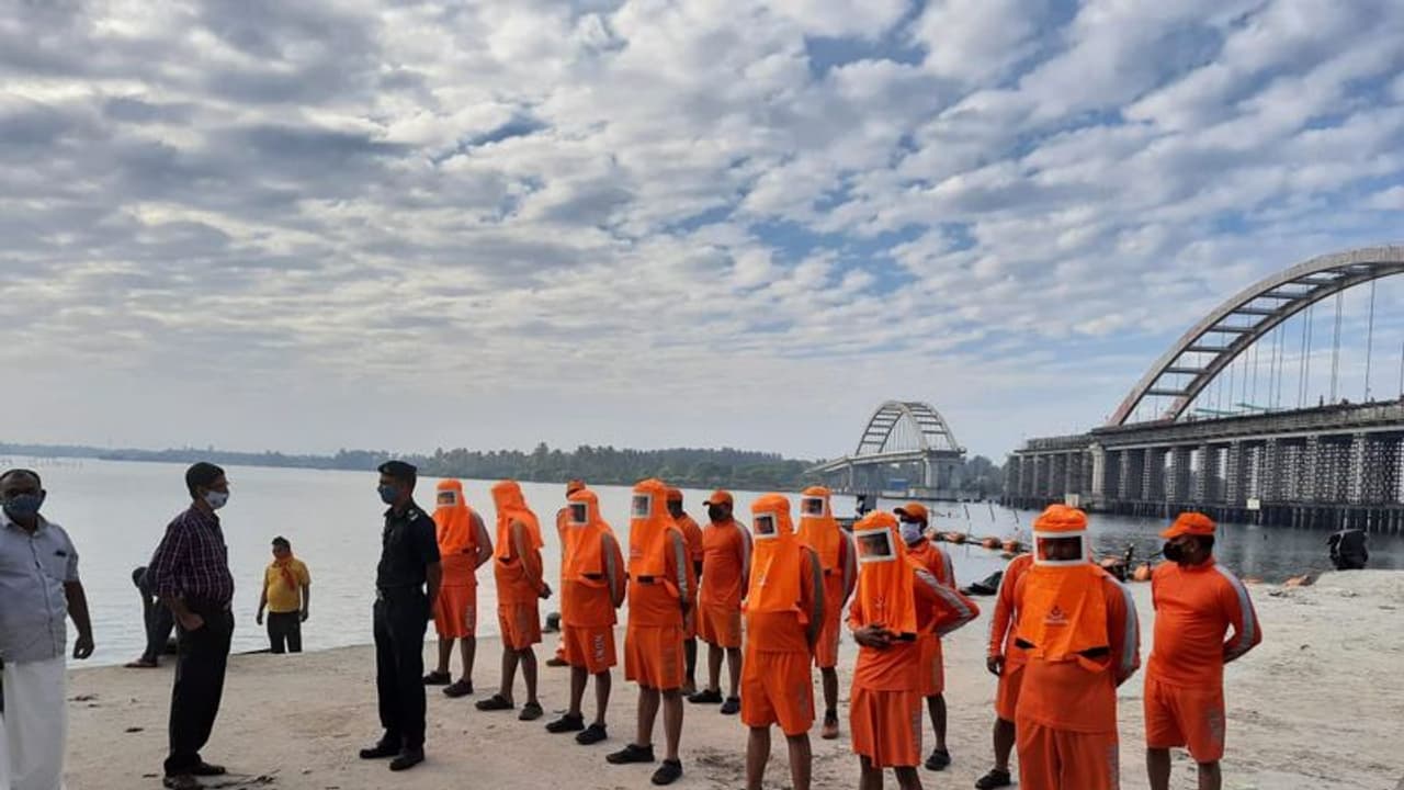 ബുറേവി ഉടൻ തമിഴ്നാട് തീരം തൊടും; കന്യാകുമാരി ഉൾപ്പടെ തെക്കൻ ജില്ലകളിൽ അതീവ ജാഗ്രതാ നിർദേശം ബുറേവി ഉടൻ തമിഴ്നാട് തീരം തൊടും; കന്യാകുമാരി ഉൾപ്പടെ തെക്കൻ ജില്ലകളിൽ അതീവ ജാഗ്രതാ നിർദേശം