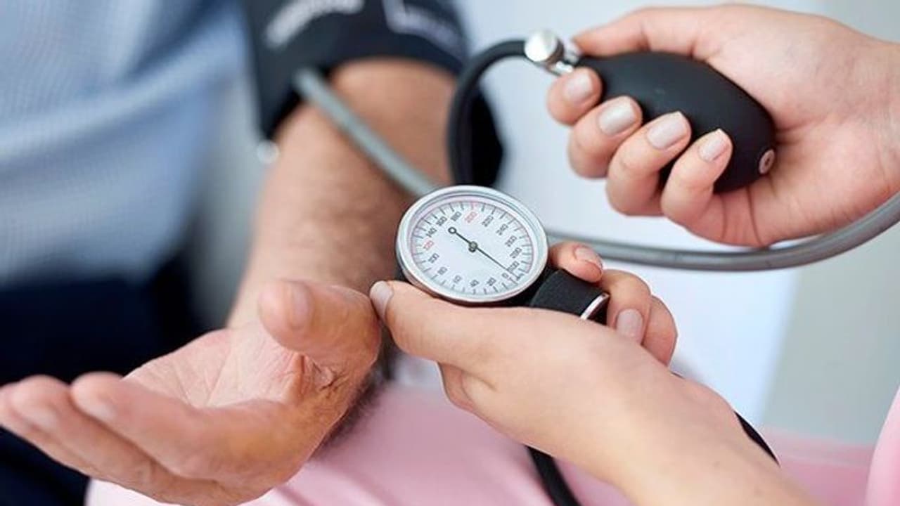 ബിപിയും ഹൃദയാരോഗ്യവും; ശ്രദ്ധിക്കേണ്ട അഞ്ച് കാര്യങ്ങള്... ബിപിയും ഹൃദയാരോഗ്യവും; ശ്രദ്ധിക്കേണ്ട അഞ്ച് കാര്യങ്ങള്...