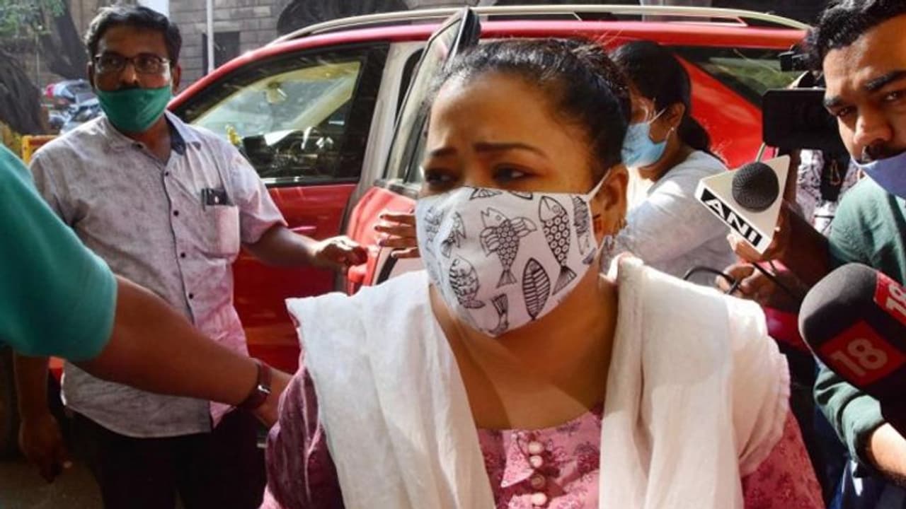 कॉमेडियन भारती मामले की जांच कर रहे NCB के दो अधिकारी सस्पेंड, सामने आई ये बड़ी वजह कॉमेडियन भारती मामले की जांच कर रहे NCB के दो अधिकारी सस्पेंड, सामने आई ये बड़ी वजह