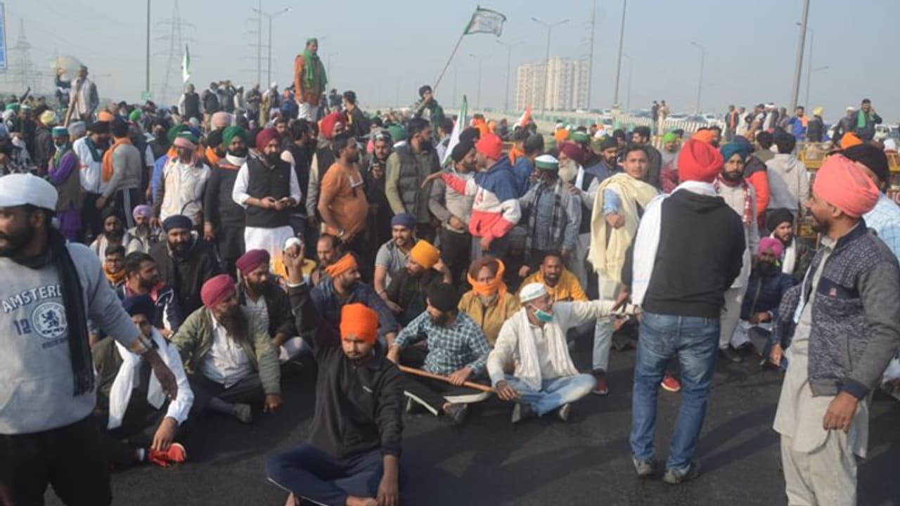 किसान आंदोलन: साढ़े सात घंटे की बैठक में भी नहीं निकला हल, कुछ मुद्दों पर सहमत तो कुछ पर अभी भी नाराज हैं किसान किसान आंदोलन: साढ़े सात घंटे की बैठक में भी नहीं निकला हल, कुछ मुद्दों पर सहमत तो कुछ पर अभी भी नाराज हैं किसान