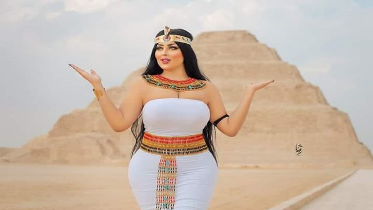 పిరమిడ్ల దగ్గర ఫొటో షూట్.. మోడల్, ఫొటోగ్రాఫర్అరెస్ట్ పిరమిడ్ల దగ్గర ఫొటో షూట్.. మోడల్, ఫొటోగ్రాఫర్అరెస్ట్