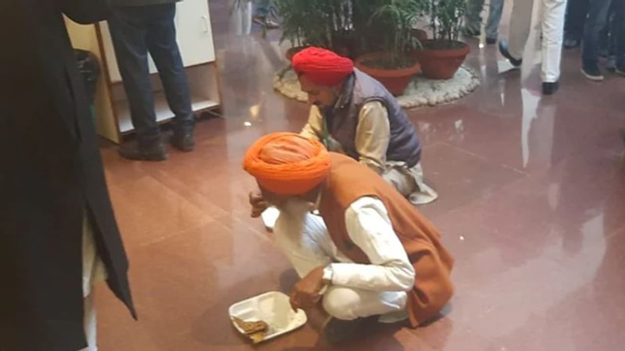 'আমরা আমাদের খাবার নিয়ে এসেছি', বিজ্ঞান ভবনের বৈঠকে কেন বলল আন্দোলনকারী অন্নদাতারা 'আমরা আমাদের খাবার নিয়ে এসেছি', বিজ্ঞান ভবনের বৈঠকে কেন বলল আন্দোলনকারী অন্নদাতারা