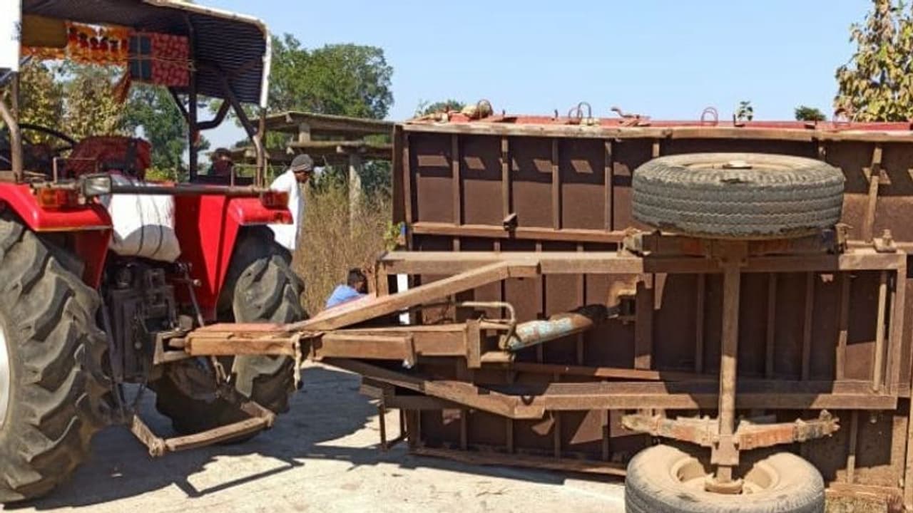 పెళ్లి బృందం ప్రయాణిస్తున్న ట్రాక్టర్ బోల్తా... ఇద్దరి పరిస్థితి విషమం పెళ్లి బృందం ప్రయాణిస్తున్న ట్రాక్టర్ బోల్తా... ఇద్దరి పరిస్థితి విషమం