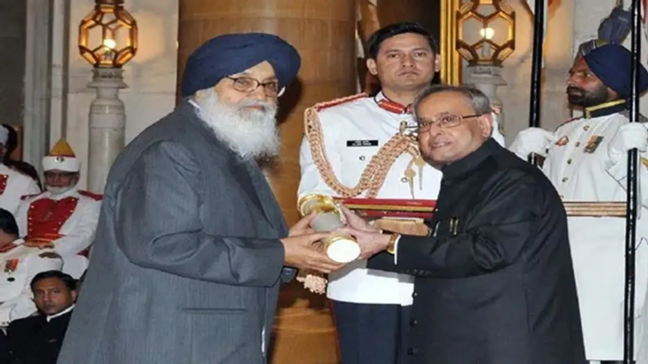 5 बार मुख्यमंत्री रहे बादल ने लौटाया पद्मविभूषण अवॉर्ड, किसानों की खातिर वापस किया अपना सम्मान 5 बार मुख्यमंत्री रहे बादल ने लौटाया पद्मविभूषण अवॉर्ड, किसानों की खातिर वापस किया अपना सम्मान