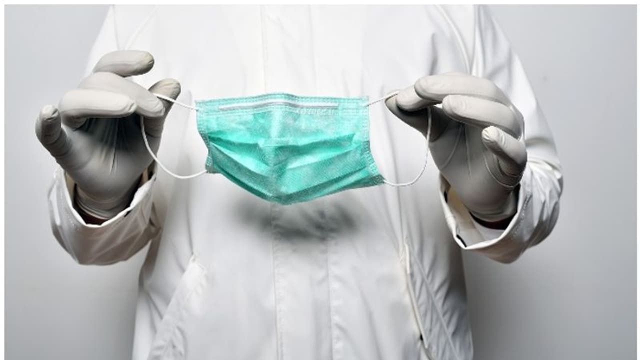 యాక్షన్లోకి దిగిన పోలీసులు: మాస్క్లు పెట్టుకోని వారిపై కేసులు, తెలంగాణలో తొలిసారి యాక్షన్లోకి దిగిన పోలీసులు: మాస్క్లు పెట్టుకోని వారిపై కేసులు, తెలంగాణలో తొలిసారి