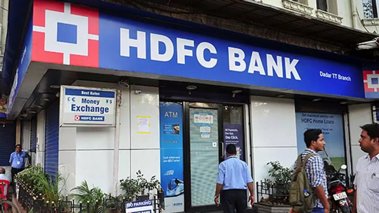 RBI ने HDFC बैंक की डिजिटल सेवाओं के लॉन्च और नए क्रेडिट कार्ड पर लगाई रोक, जानें ग्राहकों पर क्या असर होगा? RBI ने HDFC बैंक की डिजिटल सेवाओं के लॉन्च और नए क्रेडिट कार्ड पर लगाई रोक, जानें ग्राहकों पर क्या असर होगा?