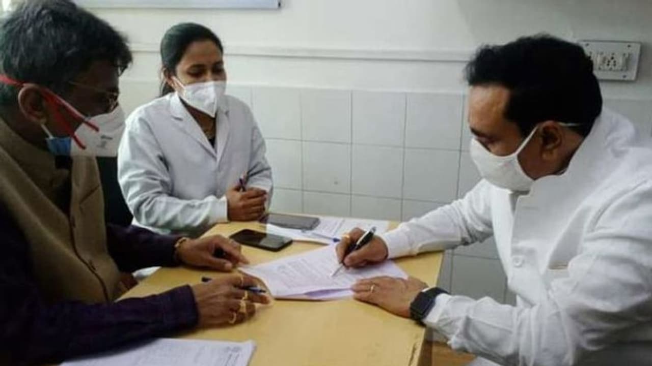 MP के गृहमंत्री कोरोना वैक्सीन ट्रायल के वॉलंटियर बने, लेकिन डॉक्टरों ने कर दिया इंकार..बताई ये वजह MP के गृहमंत्री कोरोना वैक्सीन ट्रायल के वॉलंटियर बने, लेकिन डॉक्टरों ने कर दिया इंकार..बताई ये वजह