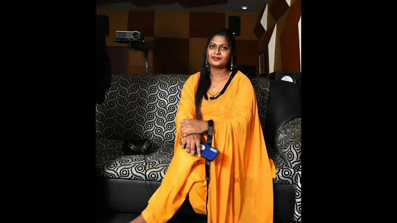 Isaivani Police Complaint: ஆசிட் அடிப்பேன் என மிரட்டுகிறார்.. முன்னாள் கணவன் மீது கானா பாடகி இசைவாணி புகார். Isaivani Police Complaint: ஆசிட் அடிப்பேன் என மிரட்டுகிறார்.. முன்னாள் கணவன் மீது கானா பாடகி இசைவாணி புகார்.