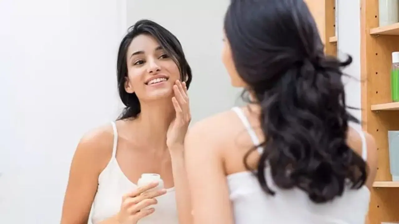 Beauty Tips: चेहरे पर लगाएं रेड वाइन और पाएं फेशियल जैसा निखार, जानें इसे इस्तेमाल करने का तरीका Beauty Tips: चेहरे पर लगाएं रेड वाइन और पाएं फेशियल जैसा निखार, जानें इसे इस्तेमाल करने का तरीका