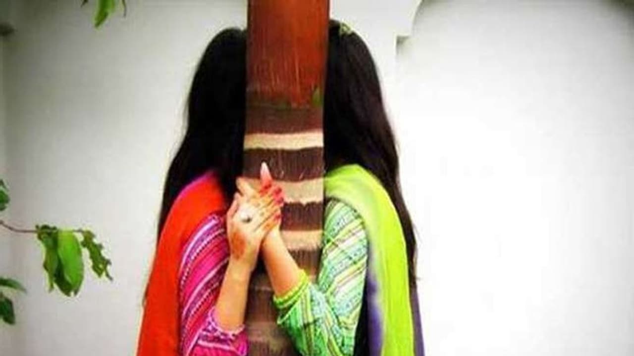 ಲಿವ್ ಇನ್ನಲ್ಲಿದ್ದ ಸಹೋದರಿಯರು ಮದುವೆಯಾದ್ರು.. ಒಟ್ಟಿಗೆ ಬಾಳ್ತೆವೆ! ಲಿವ್ ಇನ್ನಲ್ಲಿದ್ದ ಸಹೋದರಿಯರು ಮದುವೆಯಾದ್ರು.. ಒಟ್ಟಿಗೆ ಬಾಳ್ತೆವೆ!