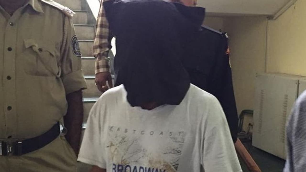 सीरियल किलर ने 3 दिन में की 3 हत्याएं, किसी का काटा सिर तो किसी का फाड़ा पेट..बयां की खौफनाक कहानी सीरियल किलर ने 3 दिन में की 3 हत्याएं, किसी का काटा सिर तो किसी का फाड़ा पेट..बयां की खौफनाक कहानी