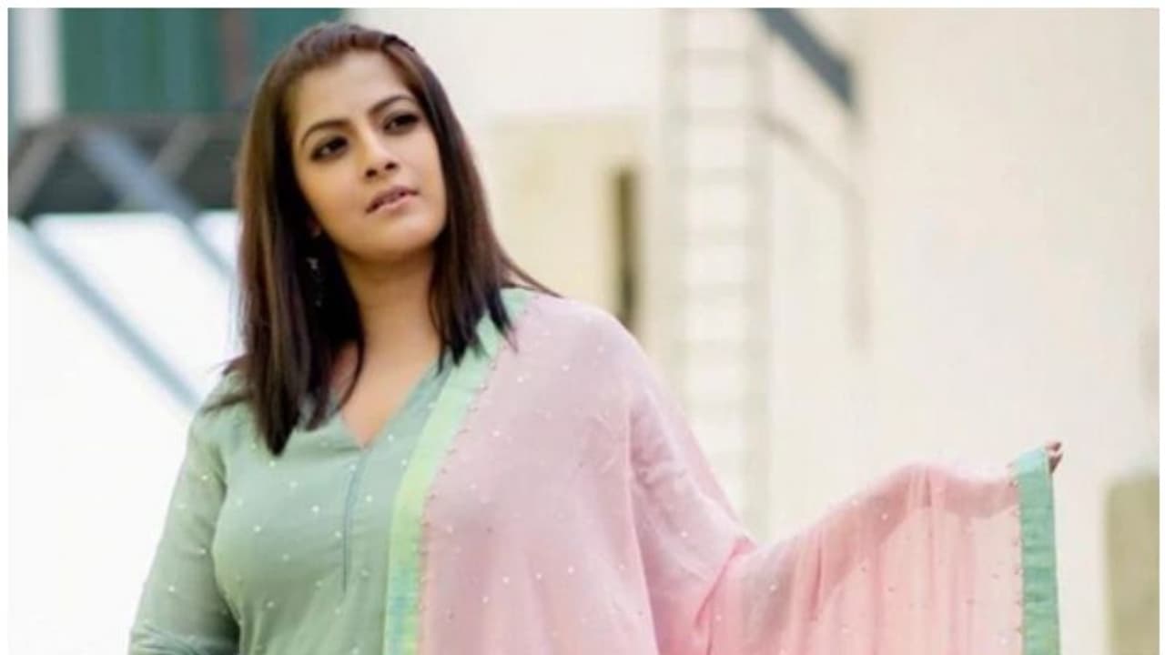 பாதுகாப்பா இருந்தும் கொரோனா வந்திருச்சு... தனிமைப்படுத்திக் கொண்டு வீடியோ வெளியிட்ட வரலட்சுமி சரத்குமார்