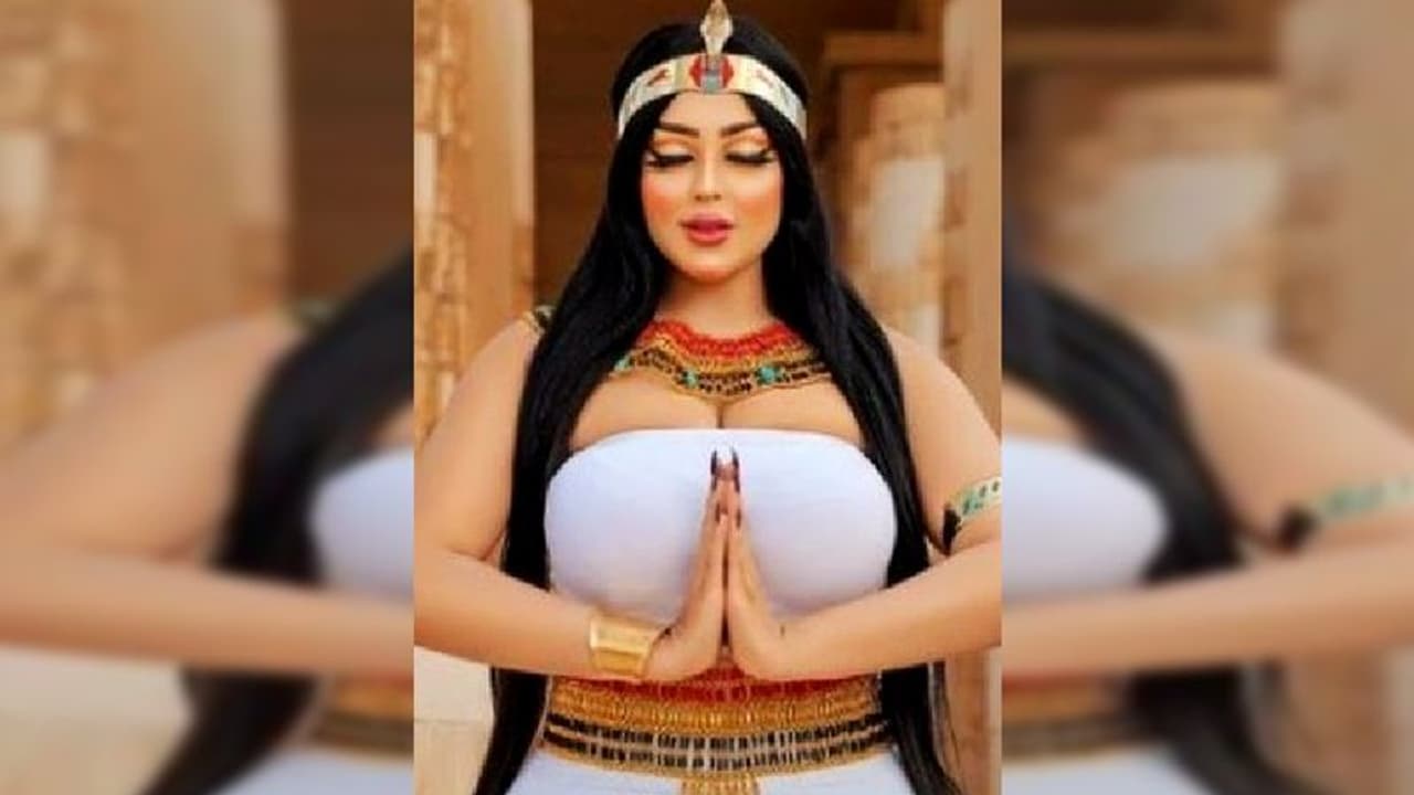 পিরামিডের সামনে উপচে পড়ছে যৌবন 'অনুপযুক্ত' ফটোশ্যুট করে আটক মডেল, আলোড়ন নেটদুনিয়ায় পিরামিডের সামনে উপচে পড়ছে যৌবন 'অনুপযুক্ত' ফটোশ্যুট করে আটক মডেল, আলোড়ন নেটদুনিয়ায়