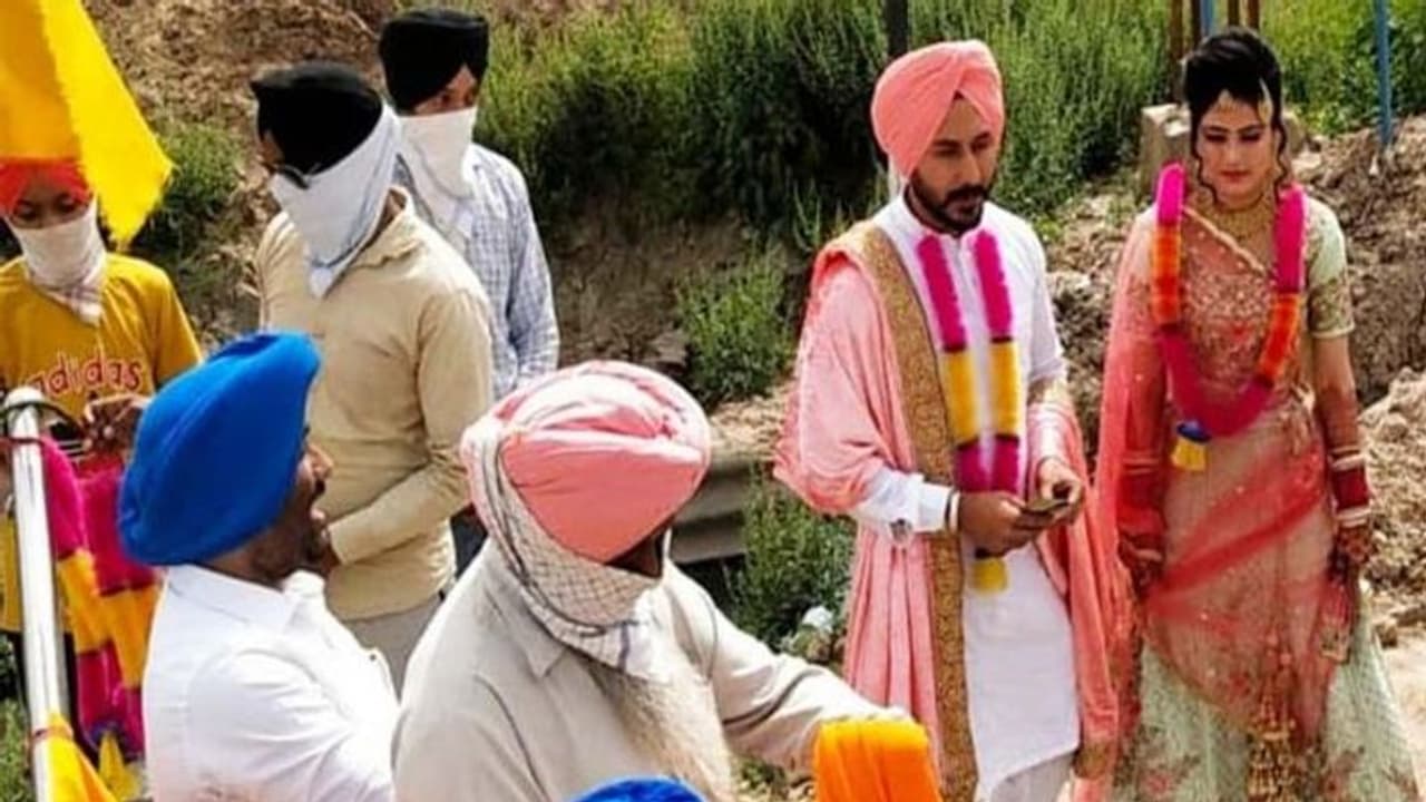 एक विवाह ऐसा भी: सिर्फ 44 मिनट में हुई पूरी शादी, दूल्हा इस अंदाज दुल्हन लेकर हो गया विदा एक विवाह ऐसा भी: सिर्फ 44 मिनट में हुई पूरी शादी, दूल्हा इस अंदाज दुल्हन लेकर हो गया विदा