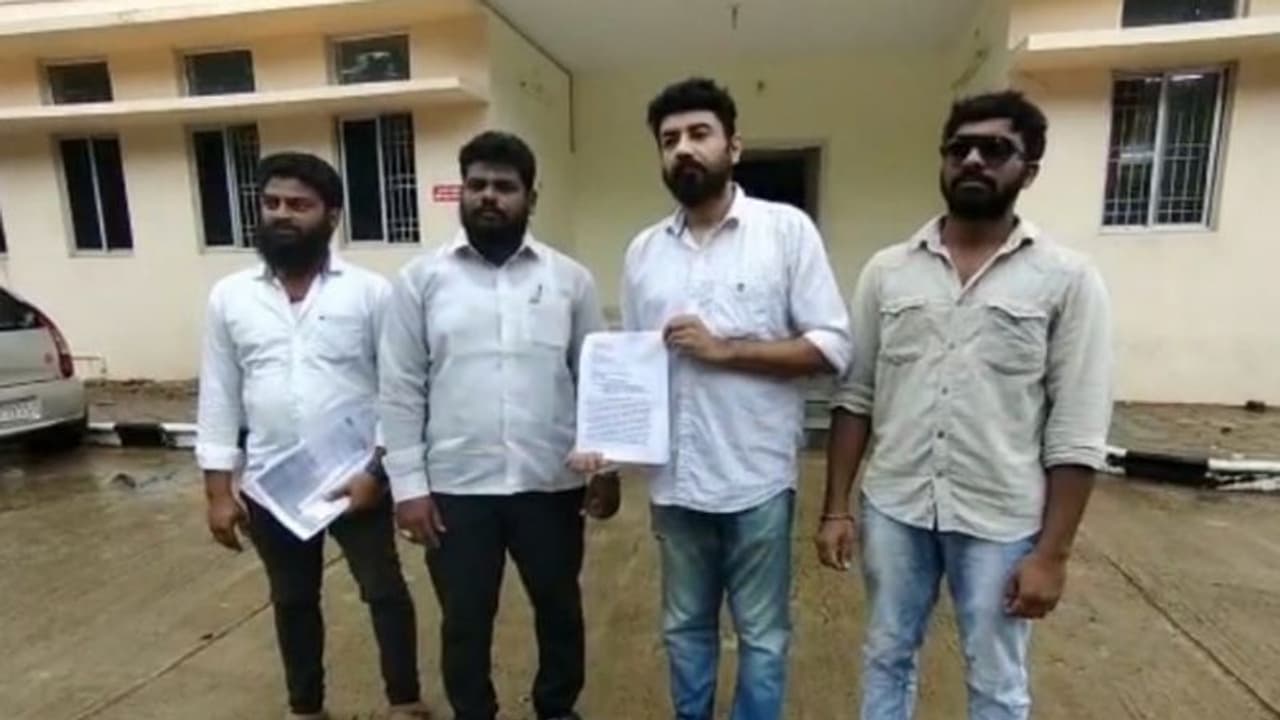 “ரூ.56 லட்சத்தை ஏமாத்திட்டாங்க”... கதறும் ‘ஓவியா’ படத்தின் புதுமுக நடிகர்... போலீசில் பரபரப்பு புகார்...! “ரூ.56 லட்சத்தை ஏமாத்திட்டாங்க”... கதறும் ‘ஓவியா’ படத்தின் புதுமுக நடிகர்... போலீசில் பரபரப்பு புகார்...!