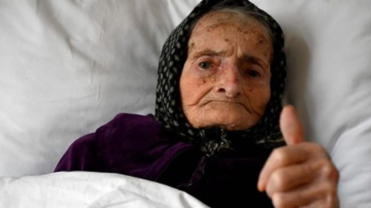 ആശ്വാസത്തിന്റെ 'തമ്പ്‌സ് അപ്';99കാരിയുടെ ചിത്രം വൈറലാകുന്നു