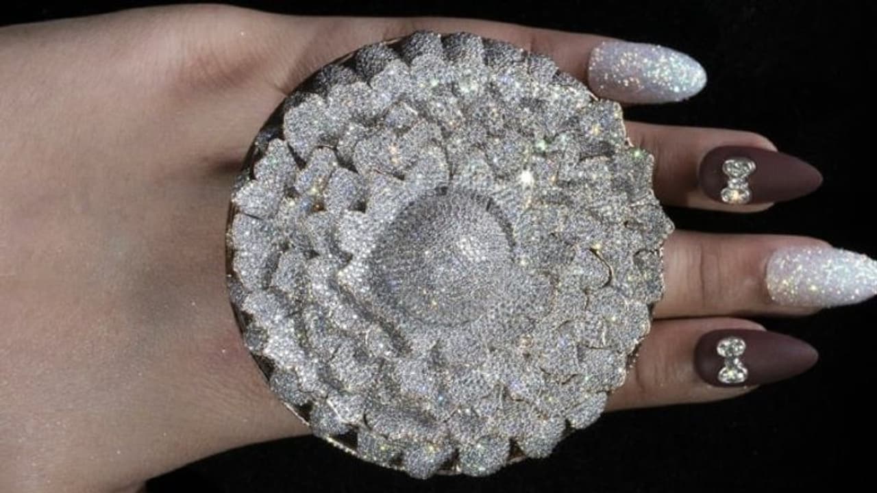 চোখ ঝলসানো আংটি তৈরি করে বিশ্ব রেকর্ড, দেখে নিন ঠিক কটি হিরে রয়েছে তাতে