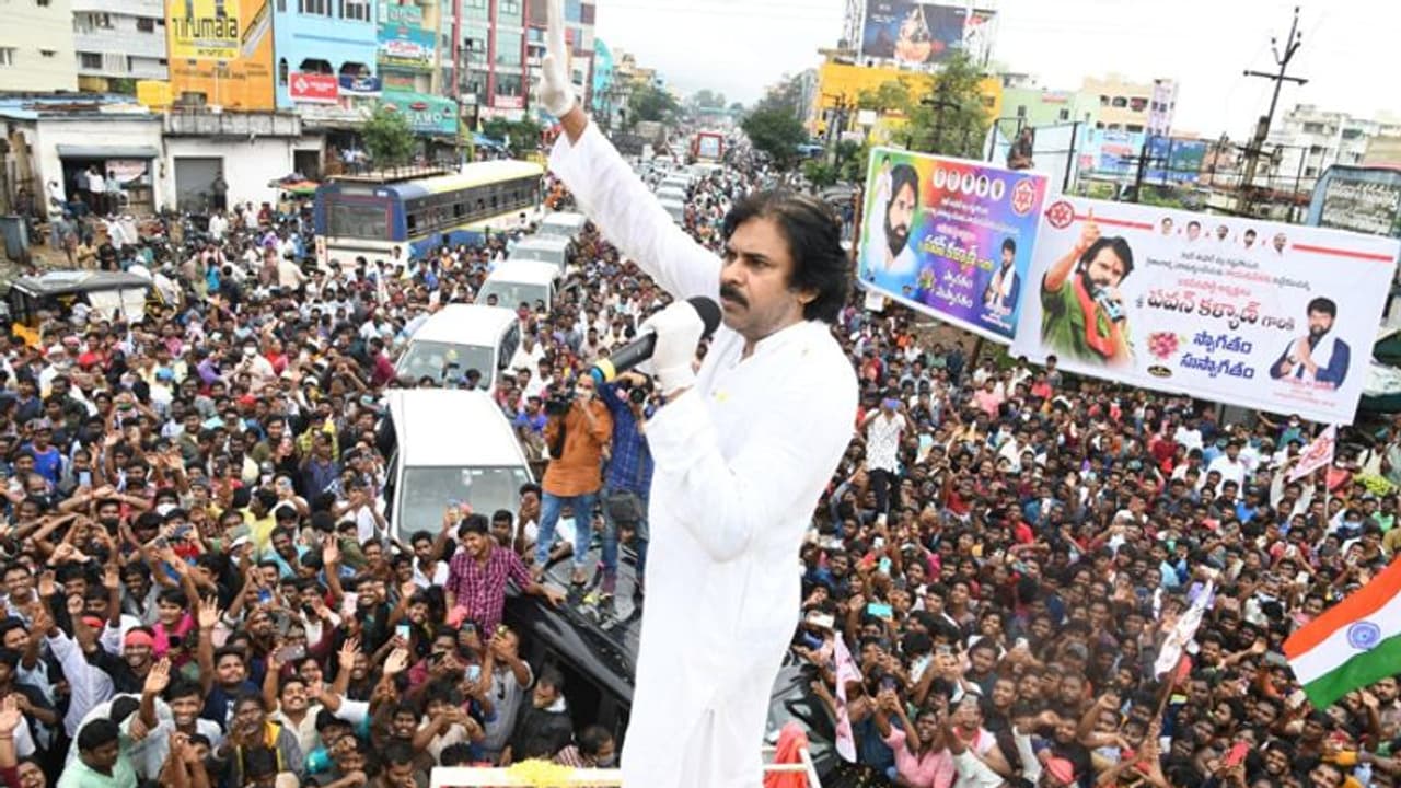 అధికారం శివుడి మెడలో పామని గుర్తుంచుకోండి: వైసీపీకి పవన్ హితవు అధికారం శివుడి మెడలో పామని గుర్తుంచుకోండి: వైసీపీకి పవన్ హితవు