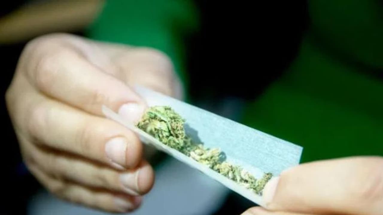 முதலமைச்சர் வீட்டு வாசலில் கஞ்சா விற்ற போலீசார்.. விசாரணையில் பகீர் தகவல்கள்..! முதலமைச்சர் வீட்டு வாசலில் கஞ்சா விற்ற போலீசார்.. விசாரணையில் பகீர் தகவல்கள்..!