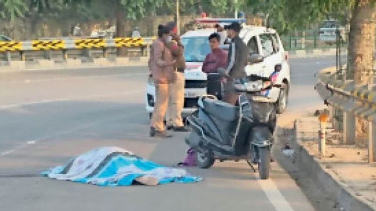 दर्दनाक मंजर: हादसे के बाद सड़क से चिपक गईं मां बेटी की लाश, मरने के बाद भी सीने से चिपकी रहीं दोनों दर्दनाक मंजर: हादसे के बाद सड़क से चिपक गईं मां बेटी की लाश, मरने के बाद भी सीने से चिपकी रहीं दोनों