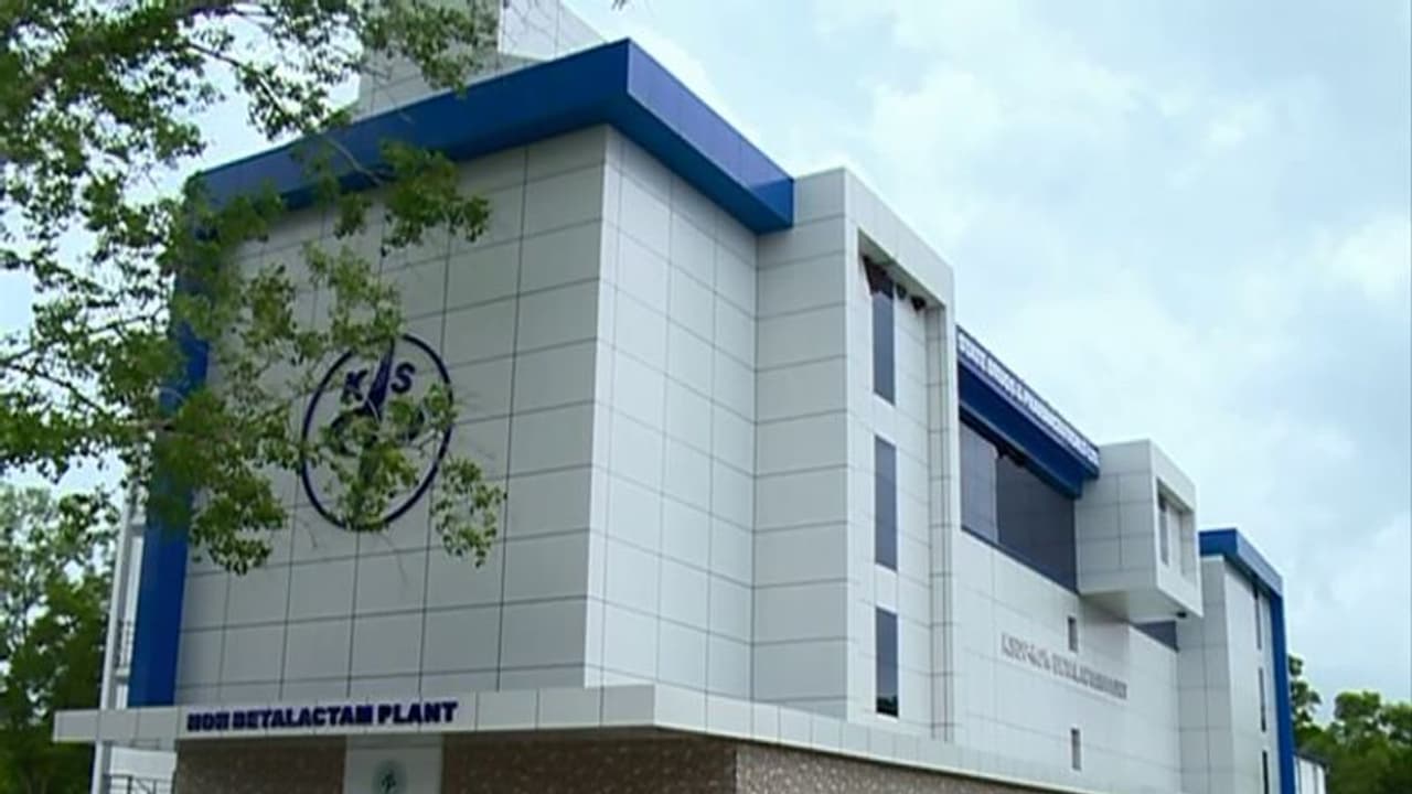 സംസ്ഥാനത്തെ സ്കൂളുകളിലേക്ക് കൂടുതൽ സാനിറ്റൈസർ എത്തിത്തുടങ്ങി: കെഎസ് ഡിപി വിതരണം ചെയ്യുന്നത് 83000 ലിറ്റർ സംസ്ഥാനത്തെ സ്കൂളുകളിലേക്ക് കൂടുതൽ സാനിറ്റൈസർ എത്തിത്തുടങ്ങി: കെഎസ് ഡിപി വിതരണം ചെയ്യുന്നത് 83000 ലിറ്റർ