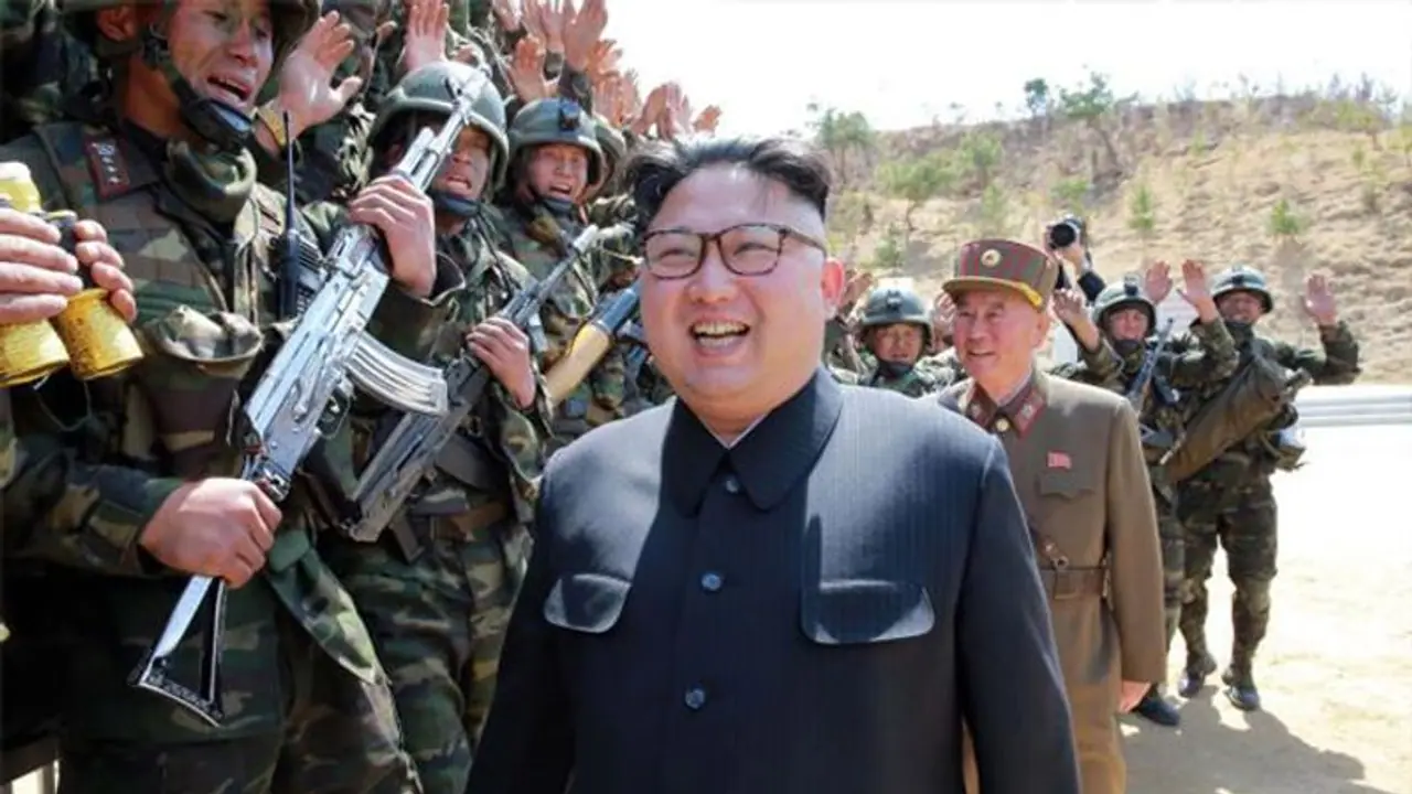 রোগা হয়ে যাচ্ছেন ১৪০ কেজির কিম, কোনওরকমে কান্না চাপছেন উত্তর কোরিয়াবাসী রোগা হয়ে যাচ্ছেন ১৪০ কেজির কিম, কোনওরকমে কান্না চাপছেন উত্তর কোরিয়াবাসী