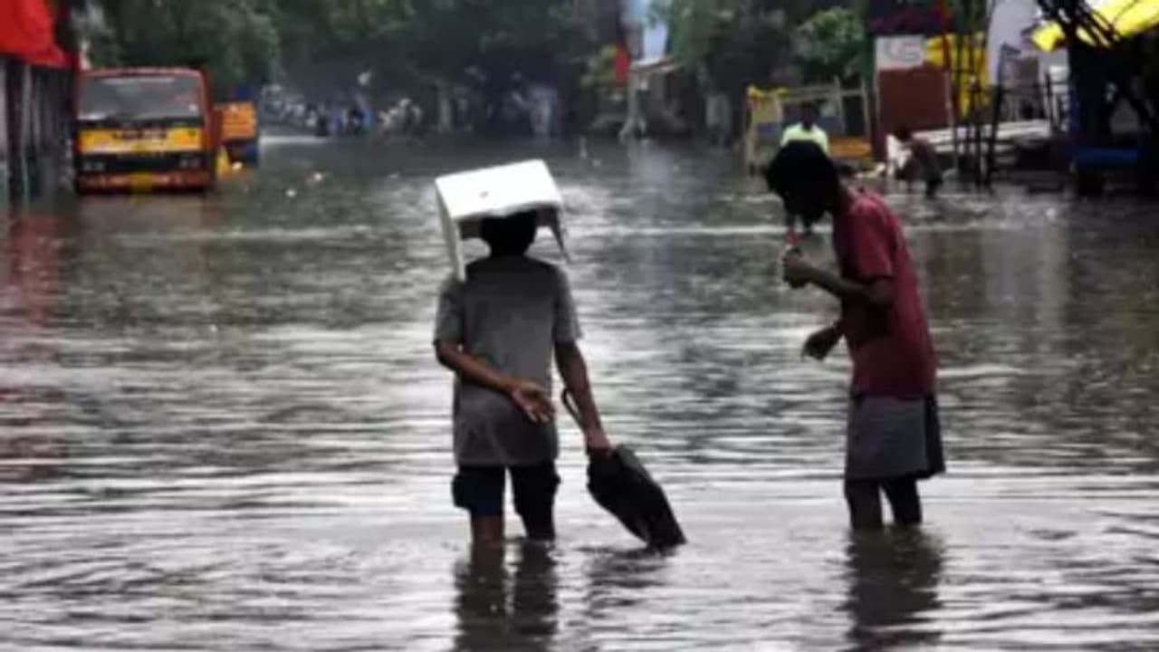 മഴക്കെടുതി: മരിച്ചവരുടെ കുടുംബത്തിന് പത്ത് ലക്ഷം വീതം ധനസഹായം പ്രഖ്യാപിച്ച് തമിഴ്നാട് സർക്കാർ മഴക്കെടുതി: മരിച്ചവരുടെ കുടുംബത്തിന് പത്ത് ലക്ഷം വീതം ധനസഹായം പ്രഖ്യാപിച്ച് തമിഴ്നാട് സർക്കാർ