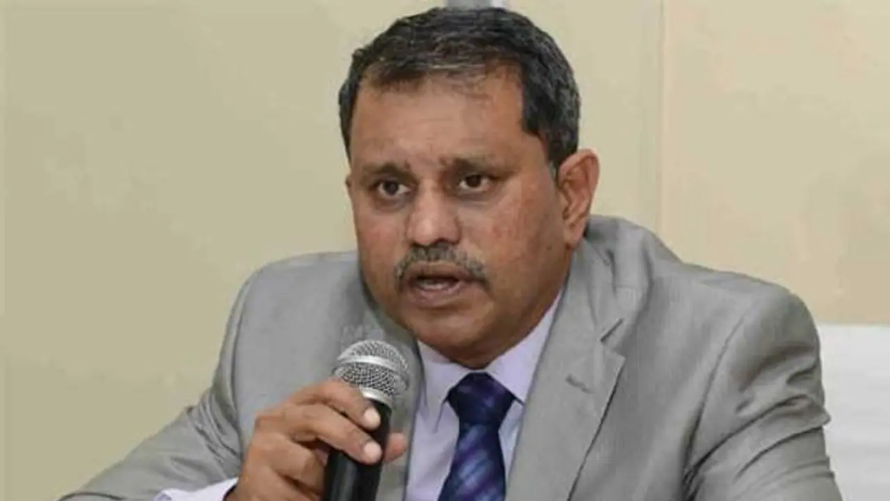 ఏపీ సర్కార్ ఎస్ఈసీ మధ్య ముదురుతున్న వార్: నిమ్మగడ్డకు అసెంబ్లీ సెక్రటరీ నోటీసులు ఏపీ సర్కార్ ఎస్ఈసీ మధ్య ముదురుతున్న వార్: నిమ్మగడ్డకు అసెంబ్లీ సెక్రటరీ నోటీసులు