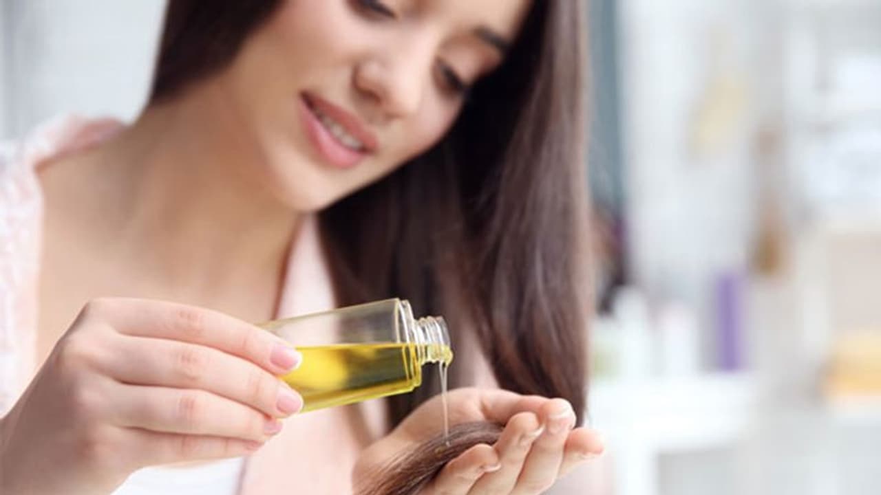 கருமையான, அடர்த்தியான கூந்தல் வேண்டுமா..? முடி உதிர்வு பிரச்சனையா..? விளக்கெண்ணெயில் இருக்கும் 5 மகத்துவம்! கருமையான, அடர்த்தியான கூந்தல் வேண்டுமா..? முடி உதிர்வு பிரச்சனையா..? விளக்கெண்ணெயில் இருக்கும் 5 மகத்துவம்!