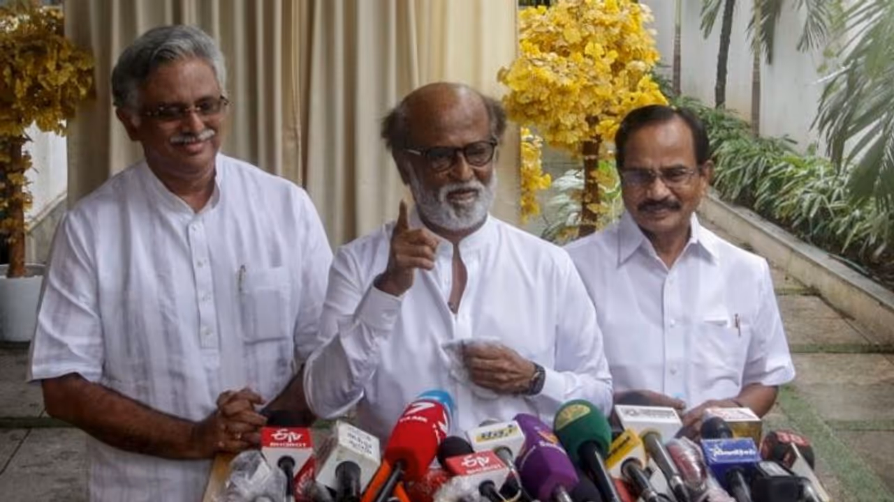 തമിഴ്നാട്ടിൽ എല്ലാ സീറ്റിലും മത്സരിക്കാൻ രജനീ മക്കൾ മണ്ഡ്രം; സ്ഥാനാർത്ഥികളെ പരിഗണിക്കുന്നു തമിഴ്നാട്ടിൽ എല്ലാ സീറ്റിലും മത്സരിക്കാൻ രജനീ മക്കൾ മണ്ഡ്രം; സ്ഥാനാർത്ഥികളെ പരിഗണിക്കുന്നു