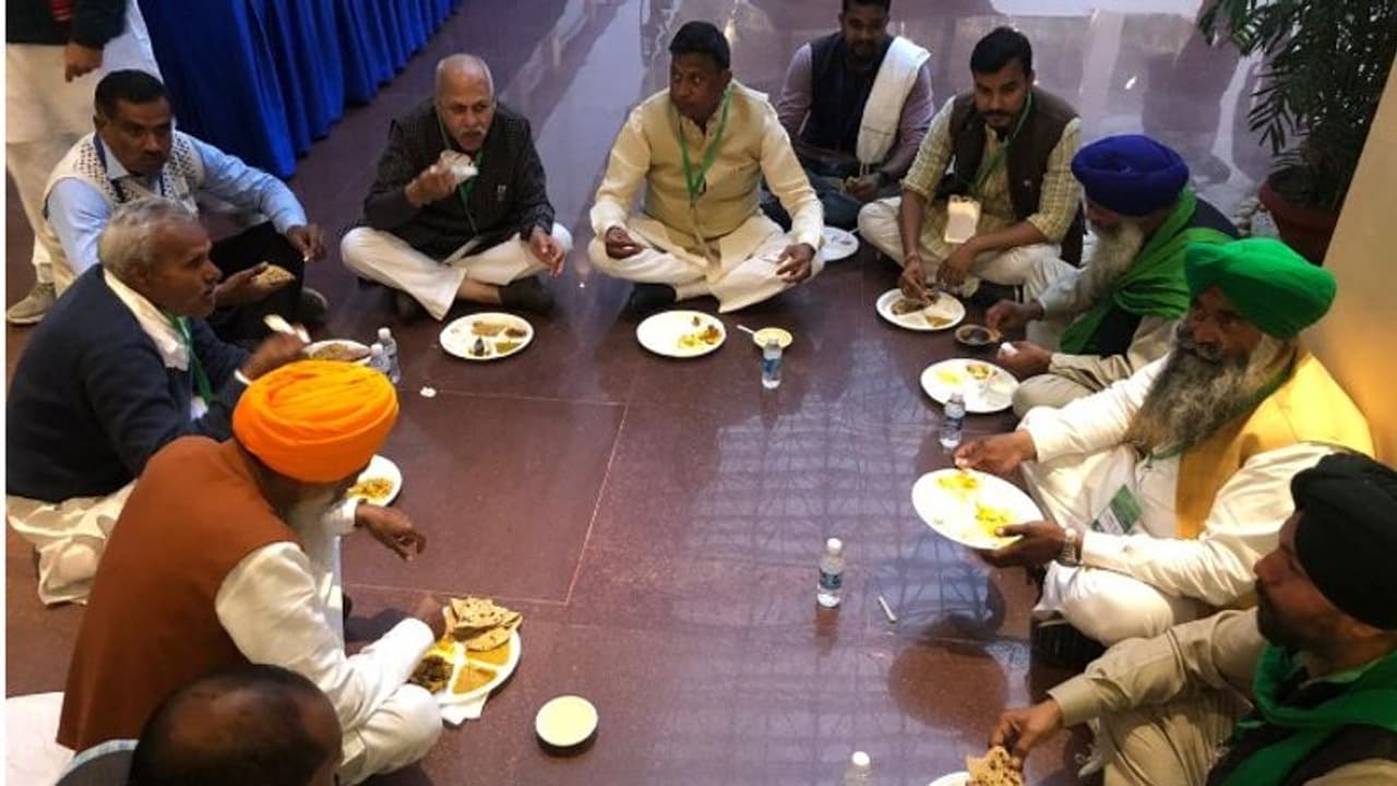 ആവശ്യത്തിലുറച്ച് കർഷകർ, നിയമം പിൻവലിക്കാൻ മടിച്ച് കേന്ദ്രസർക്കാർ; ചർച്ച നിർത്തിവച്ചു ആവശ്യത്തിലുറച്ച് കർഷകർ, നിയമം പിൻവലിക്കാൻ മടിച്ച് കേന്ദ്രസർക്കാർ; ചർച്ച നിർത്തിവച്ചു