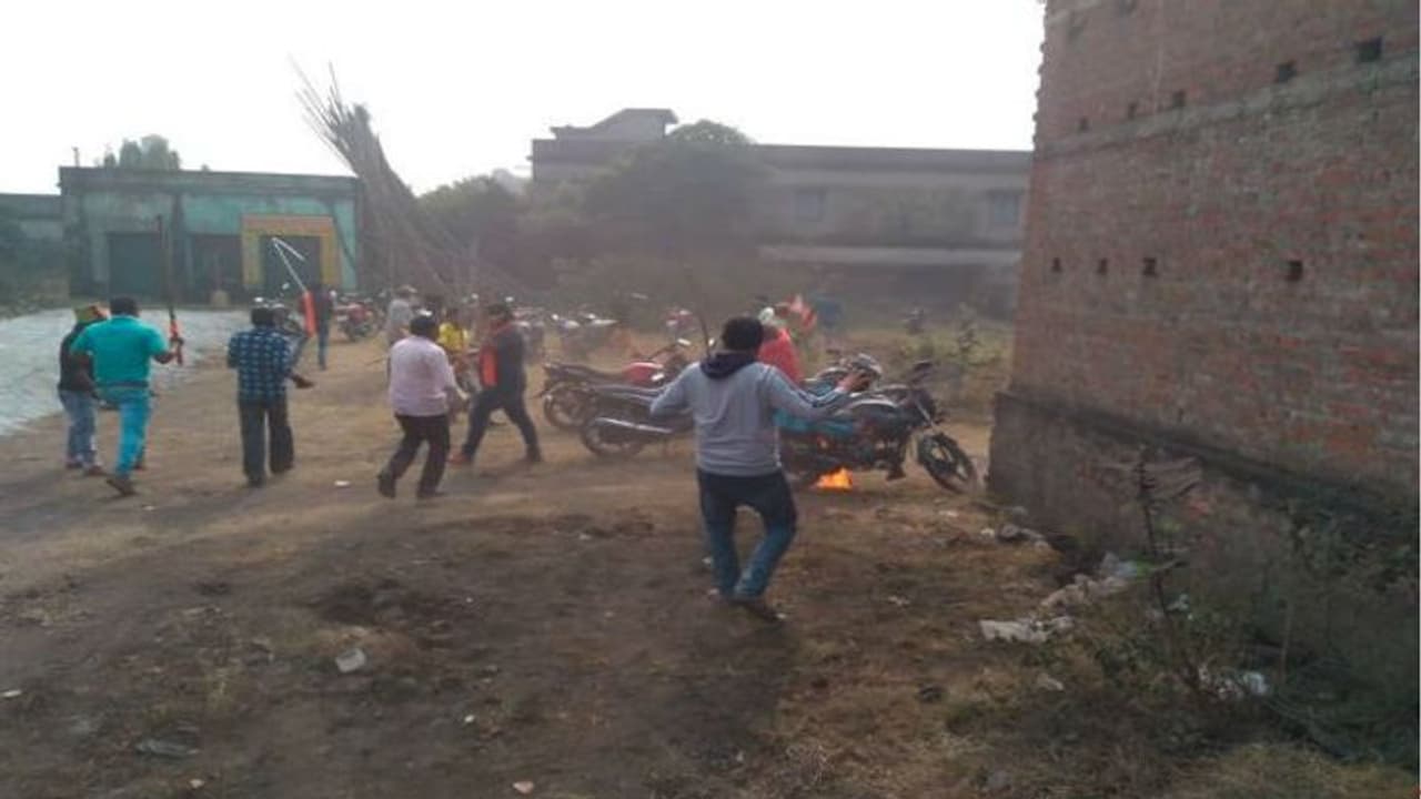 তৃণমূল বিজেপি সংঘর্ষে উত্তপ্ত আসানসোল, চলল বেপরোয়া বোমাবাজি গুলি তৃণমূল বিজেপি সংঘর্ষে উত্তপ্ত আসানসোল, চলল বেপরোয়া বোমাবাজি গুলি