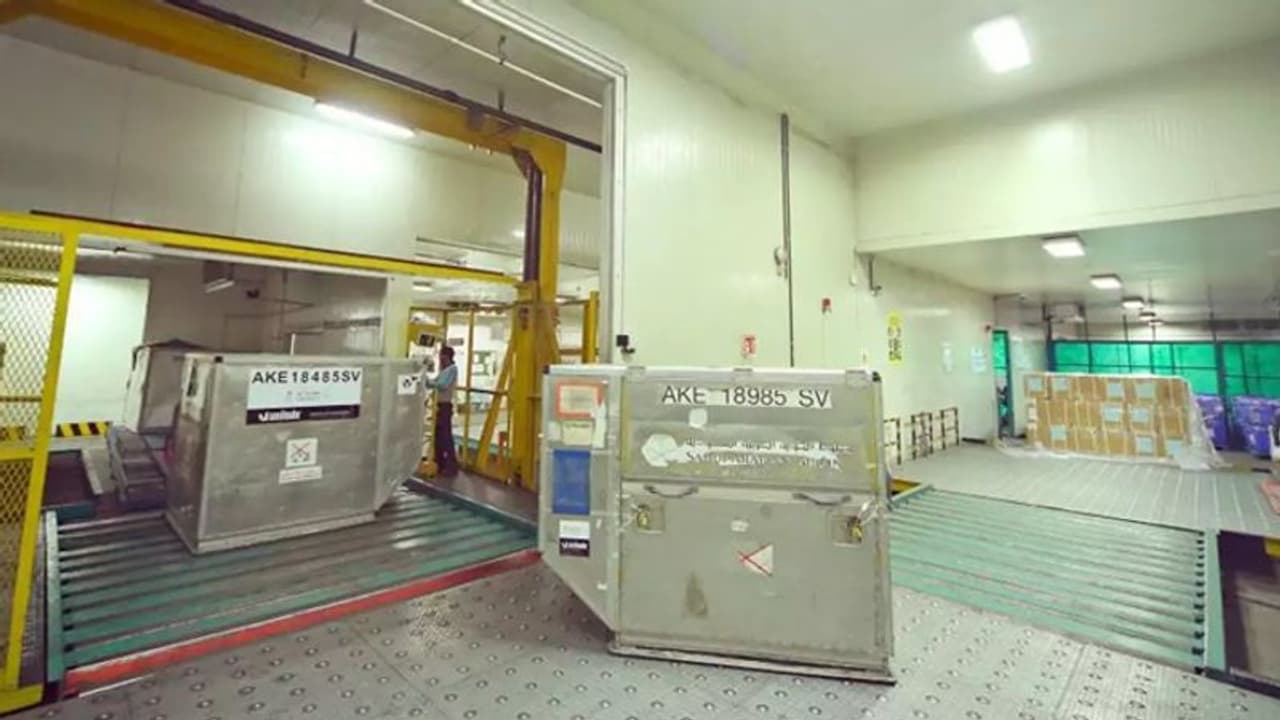 कोरोना वैक्सीन के लिए दिल्ली हैदराबाद एयरपोर्ट तैयार, माइनस 20 डिग्री तक कूलिंग की व्यवस्था कोरोना वैक्सीन के लिए दिल्ली हैदराबाद एयरपोर्ट तैयार, माइनस 20 डिग्री तक कूलिंग की व्यवस्था