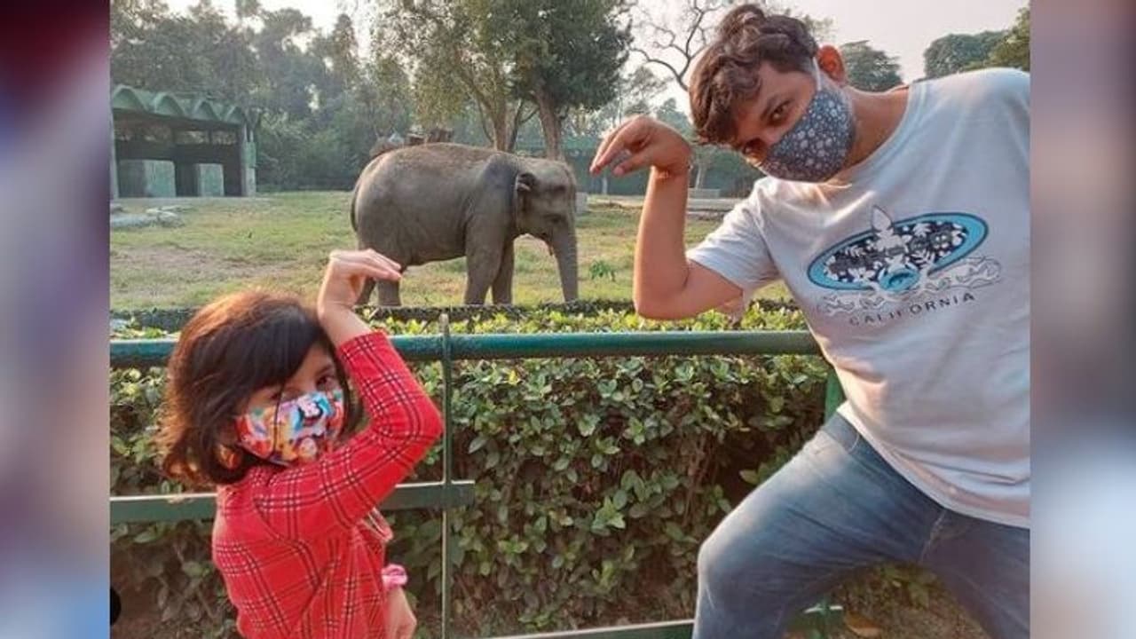 ‘ঘারোন্দা’ ক্যাপশনে মেয়েকে ঘাড়ে তুলে ছবি পোস্ট করলেন সৃজিত, মুহূর্তে ভাইরাল পোস্ট ‘ঘারোন্দা’ ক্যাপশনে মেয়েকে ঘাড়ে তুলে ছবি পোস্ট করলেন সৃজিত, মুহূর্তে ভাইরাল পোস্ট