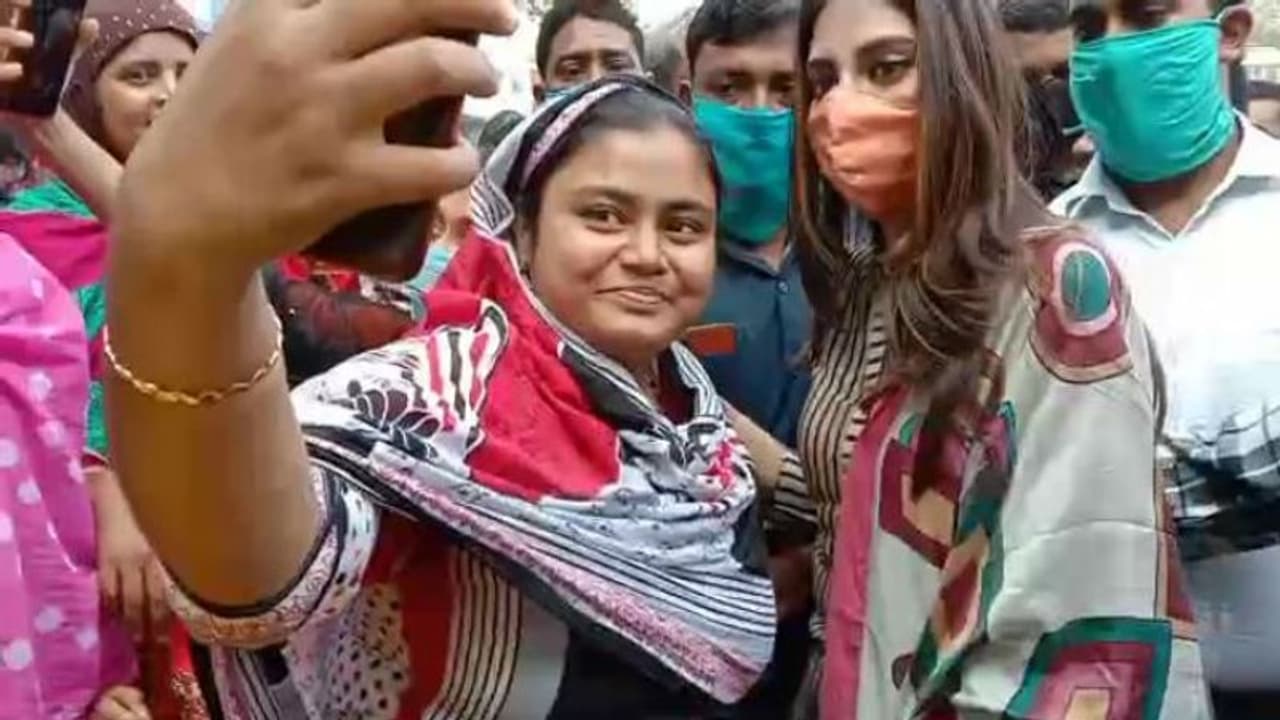 'দুয়ারে দুয়ারে' অভিনেত্রী সাংসদ নূসরত, বসিরহাটে শাসকদলের কর্মসূচিতে ভিড়