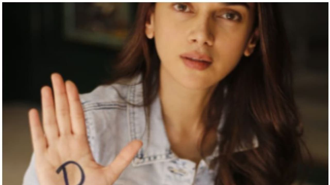 മലയാളിയുടെ 'സുജാത' ഇനി വില്ലത്തിയാകും! മലയാളിയുടെ 'സുജാത' ഇനി വില്ലത്തിയാകും!