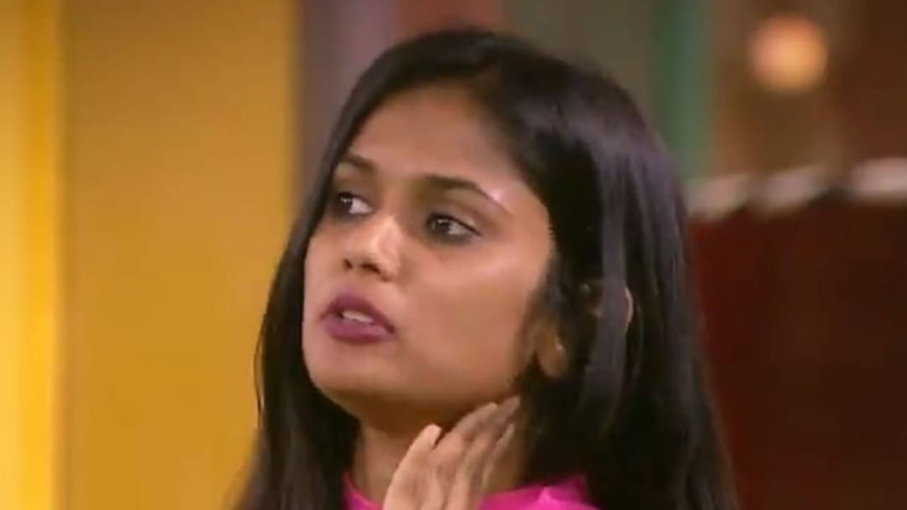 అవినాష్ మాటలకు బాధతో తలను సోఫాకి బాదుకున్న అరియనా అవినాష్ మాటలకు బాధతో తలను సోఫాకి బాదుకున్న అరియనా