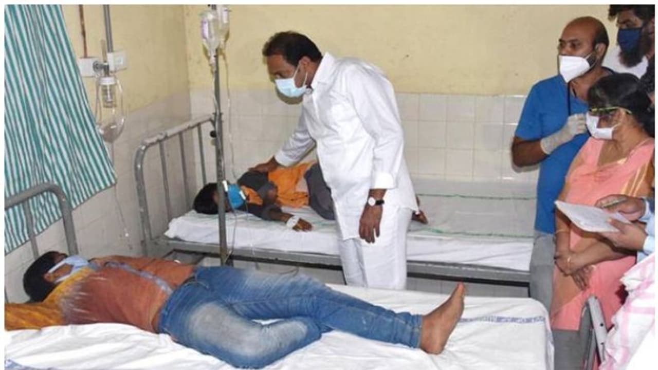 ആന്ധ്രാപ്രദേശില് ഇരുനൂറില് അധികം പേര്ക്ക് ശാരീരിക അസ്വസ്ഥതകള്;മലിനമായ കുടിവെള്ളം മൂലമെന്ന് പ്രാഥമിക നിഗമനം ആന്ധ്രാപ്രദേശില് ഇരുനൂറില് അധികം പേര്ക്ക് ശാരീരിക അസ്വസ്ഥതകള്;മലിനമായ കുടിവെള്ളം മൂലമെന്ന് പ്രാഥമിക നിഗമനം