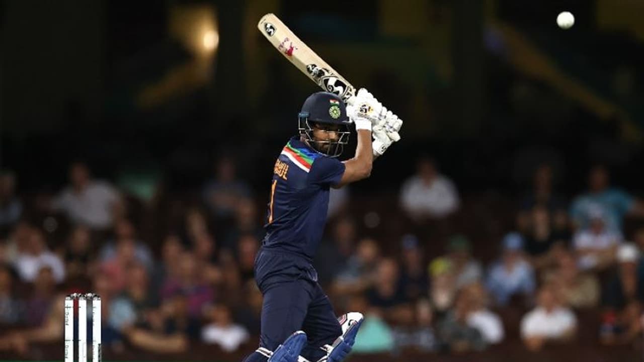 ഓസീസിനെതിരെ ഇന്ത്യക്ക് ആദ്യ വിക്കറ്റ് നഷ്ടം; എങ്കിലും തുടക്കം മോശമായില്ല ഓസീസിനെതിരെ ഇന്ത്യക്ക് ആദ്യ വിക്കറ്റ് നഷ്ടം; എങ്കിലും തുടക്കം മോശമായില്ല