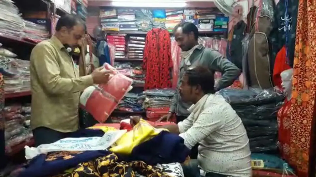 শীত পড়লেও হদিশ নেই কাশ্মীরি শালওলাদের, করোনা থাবায় নিজের রাজ্যে ফিরেছেন তাঁরা শীত পড়লেও হদিশ নেই কাশ্মীরি শালওলাদের, করোনা থাবায় নিজের রাজ্যে ফিরেছেন তাঁরা