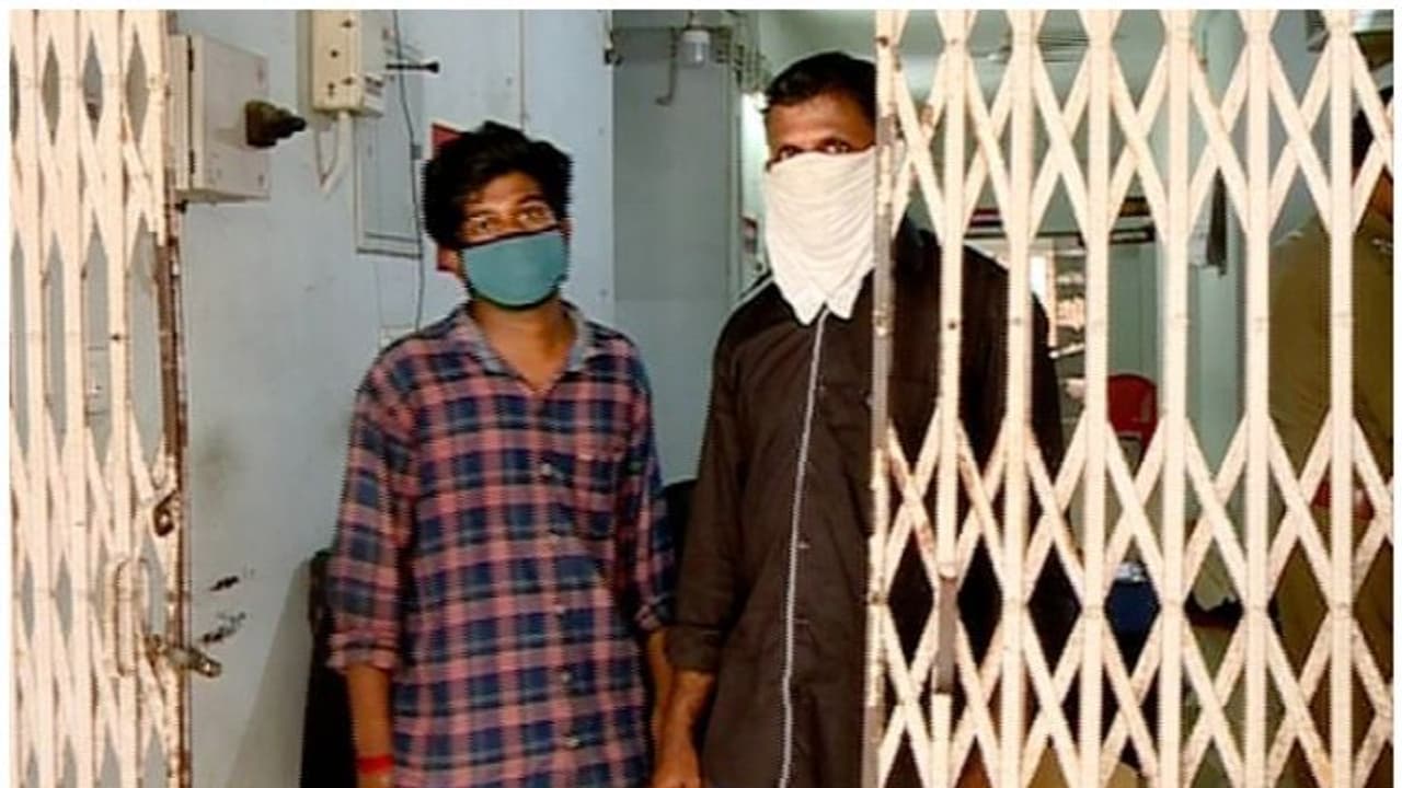 'മൂന്ന് ജില്ലകളില് താവളം, തലവന് നൂറോളം കേസുകളില് പ്രതി'; കൊടുംകുറ്റവാളി സംഘം കോഴിക്കോട് പിടിയില് 'മൂന്ന് ജില്ലകളില് താവളം, തലവന് നൂറോളം കേസുകളില് പ്രതി'; കൊടുംകുറ്റവാളി സംഘം കോഴിക്കോട് പിടിയില്