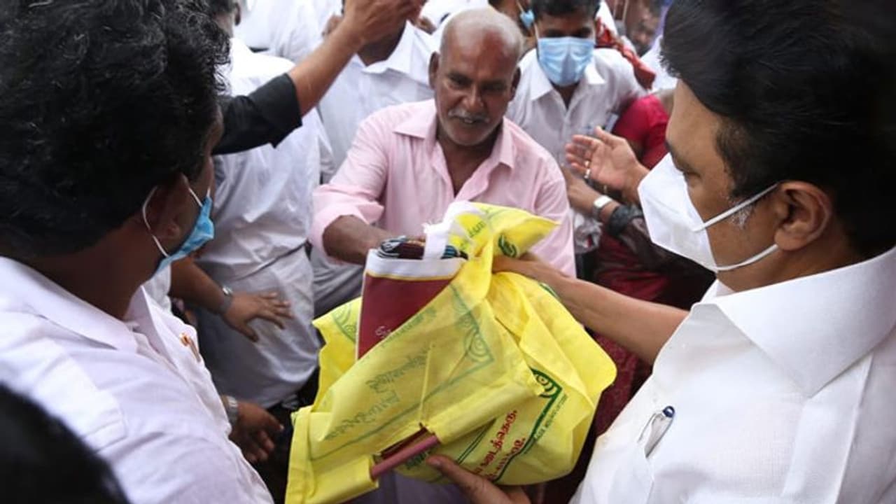 தலைசுற்றல்... வியர்வை... கொளத்தூரில் ஸ்டாலினுக்கு நடந்தது என்ன? தலைசுற்றல்... வியர்வை... கொளத்தூரில் ஸ்டாலினுக்கு நடந்தது என்ன?