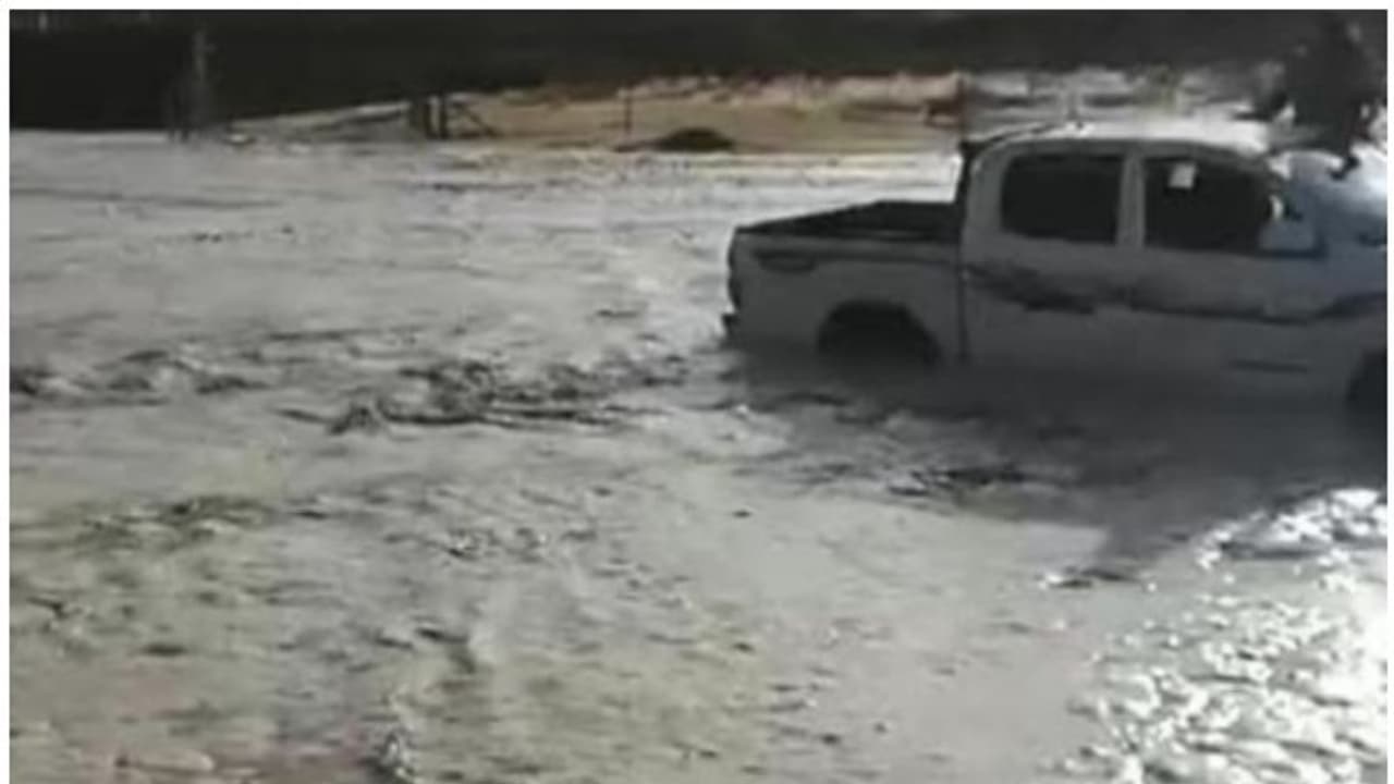 സൗദിയില് മലവെള്ളപ്പാച്ചിലില് അകപ്പെട്ട കാറില് നിന്ന് ഡ്രൈവറെ രക്ഷിച്ചു സൗദിയില് മലവെള്ളപ്പാച്ചിലില് അകപ്പെട്ട കാറില് നിന്ന് ഡ്രൈവറെ രക്ഷിച്ചു