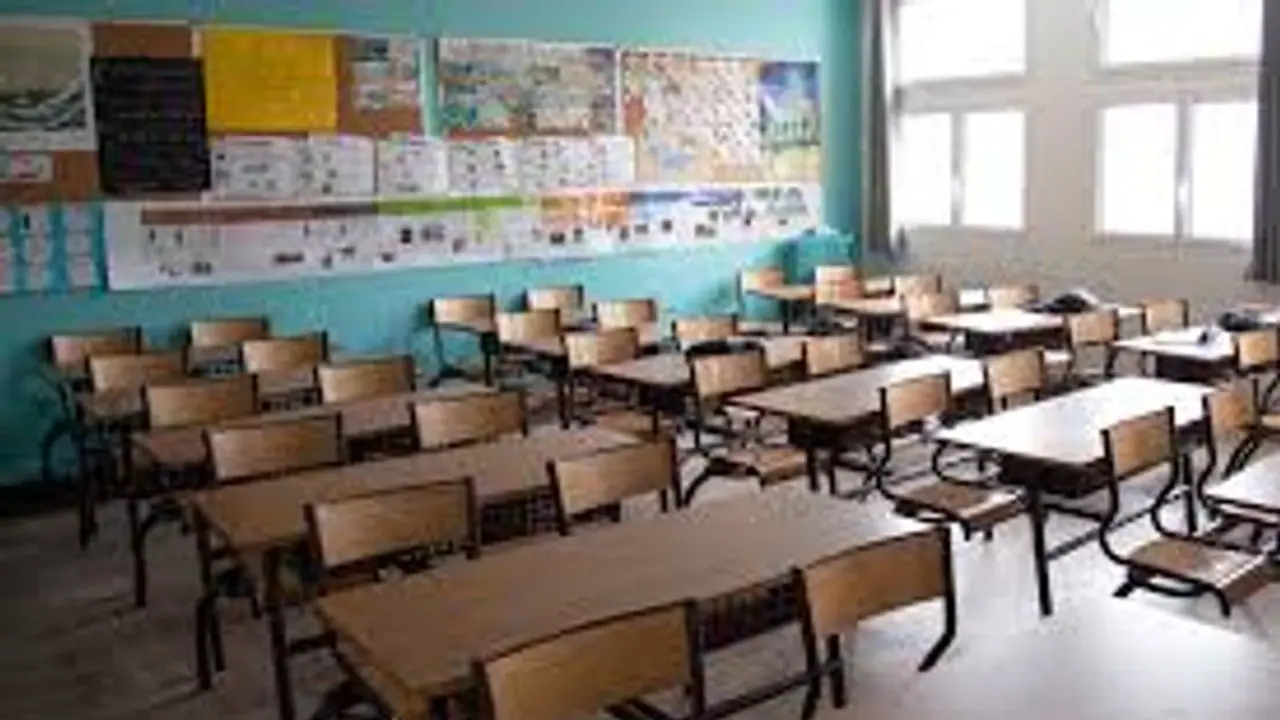 அதிகரிக்கும் கொரோனா... பள்ளியில் 16 பேருக்கு பாதிப்பு.. மீண்டும் ஆன்லைனில் பாடம்..! அதிகரிக்கும் கொரோனா... பள்ளியில் 16 பேருக்கு பாதிப்பு.. மீண்டும் ஆன்லைனில் பாடம்..!